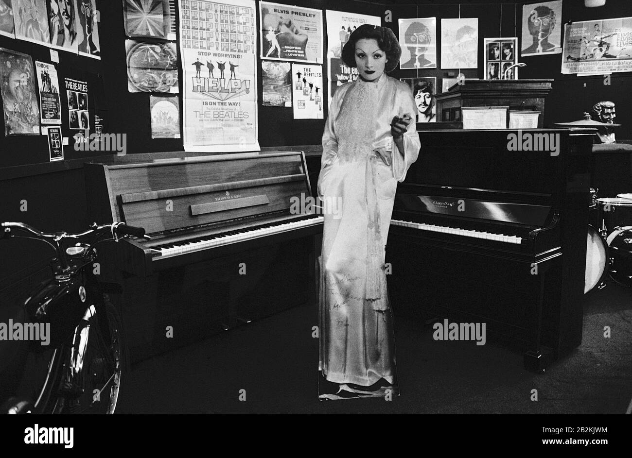 Sotheby's de Belgravia, Londres, va proposer à la vente un agrandissement photographique de Marlene Dietrich teinté à la main, utilisé avec d'autres sur la couverture de l'album 'Sergeant Pepper's Lonely Hearts Club Band' et signé par chaque membre des Beatles. C'est à côté du piano vertical Steinway (l) de John Lennon qu'il a acheté en 1970, et du piano droit Chappel (r) de Paul McCartney, qu'il a utilisé jusqu'à l'âge d'environ 17 ans. Banque D'Images