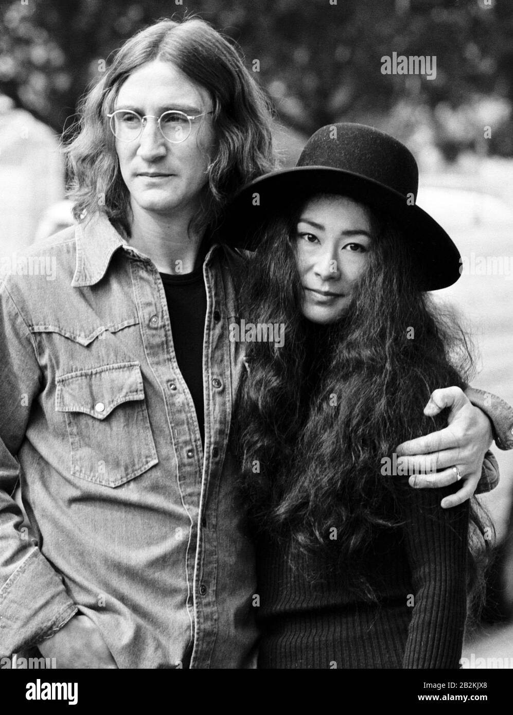 Mark McGann, né à Liverpool, et l'actrice Kim Miyori à Londres dans leurs rôles d'ex-Beatle John Lennon et de son artiste avant-garde, épouse Yoko Ono, pour le film NBC de trois heures intitulé « John and Yoko: A Love Story », qui commence à filmer à Londres cette semaine. Mark, 24 ans, a récemment dépeint Lennon sur la scène britannique et Kim a été une Star du « St ailleurs » de NBC. Banque D'Images