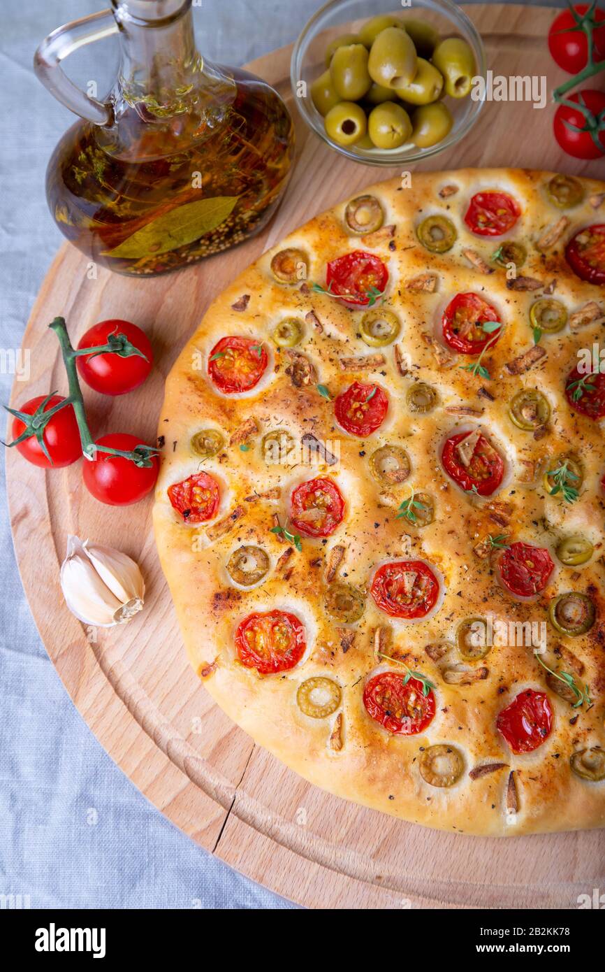 Focaccia avec tomates et olives. Pain italien traditionnel. Cuisson maison. Gros plan, mise au point sélective. Banque D'Images