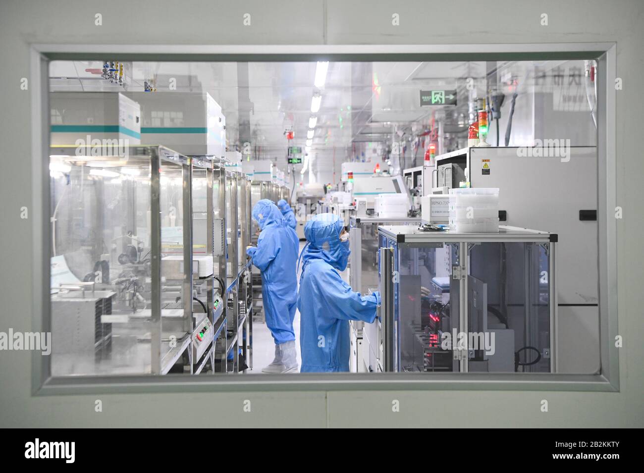 Chongqing, Chine. 3 mars 2020. Le personnel travaille à l'atelier d'emballage de l'oscillateur à quartz de la TXC (Chongqing) Corporation dans la zone de haute technologie de Chongqing, dans le sud-ouest de la Chine, le 3 mars 2020. La zone de haute technologie de Chongqing a mis en place des politiques visant à aider les entreprises à reprendre leur production lors de la lutte contre le nouveau coronavirus. Au total, 1 598 entreprises de 102 894 travailleurs de la zone ont repris leur production et leur fonctionnement d'ici à midi du mardi. Crédit: Wang Quinchao/Xinhua/Alay Live News Banque D'Images