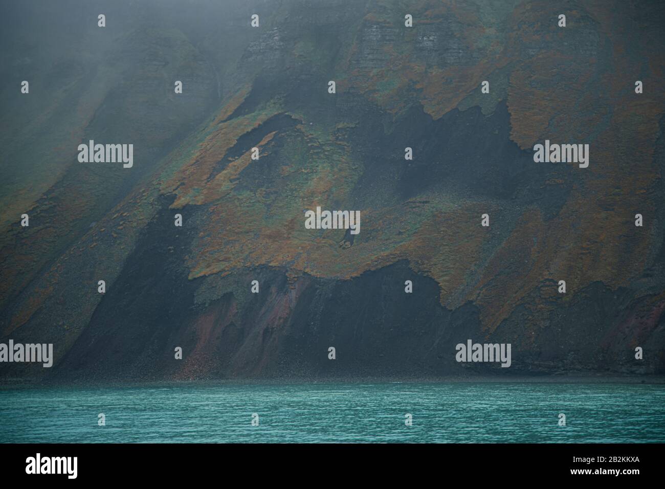 Érosion colorée sur Svalbard. Montagnes Misty et mystiques Banque D'Images