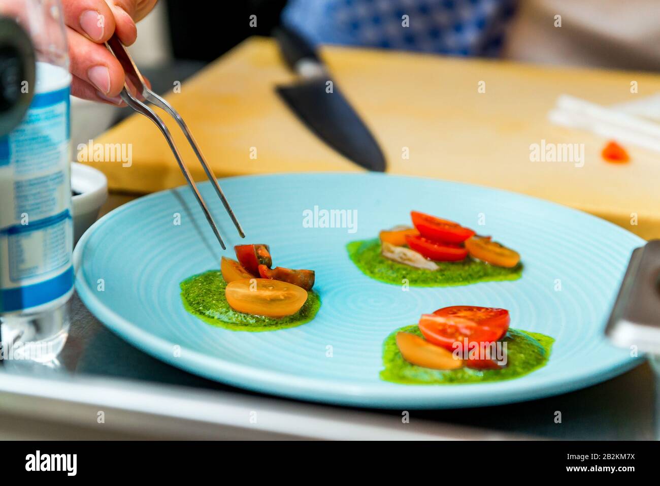 Le chef du restaurant prépare un plat, il termine le plat sur une assiette Banque D'Images