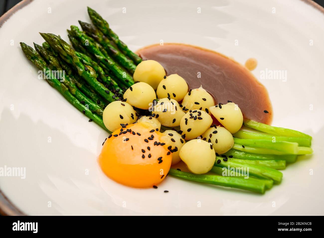 Asperges Avec Pommes De Terre De Bebe Sauce A La Viande Et Jaune D Oeuf Sur Une Plaque Photo Stock Alamy Asperges Avec Pommes De Terre De Bebe Sauce A La Viande Et Jaune D Oeuf Sur Une Plaque Photo Stock Alamy