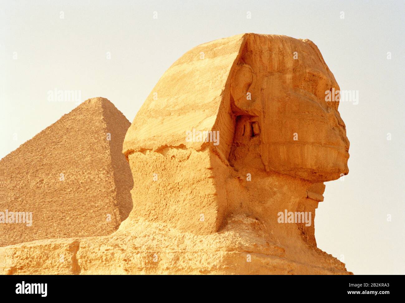 Photographie de voyage - le Sphinx et la Grande Pyramide Cheops Khufu aux pyramides de Giza au Caire en Egypte en Afrique du Nord Moyen-Orient Banque D'Images