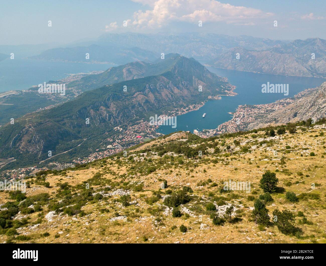 Vue aérienne de la baie de Kotor, Boka. Route panoramique donnant sur