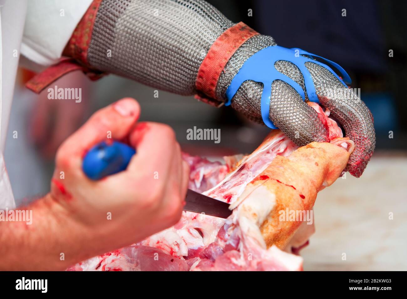 Boucherie Qui Coupe Les Gants De Protection Contre L'Usure De La Viande Fraîche Banque D'Images