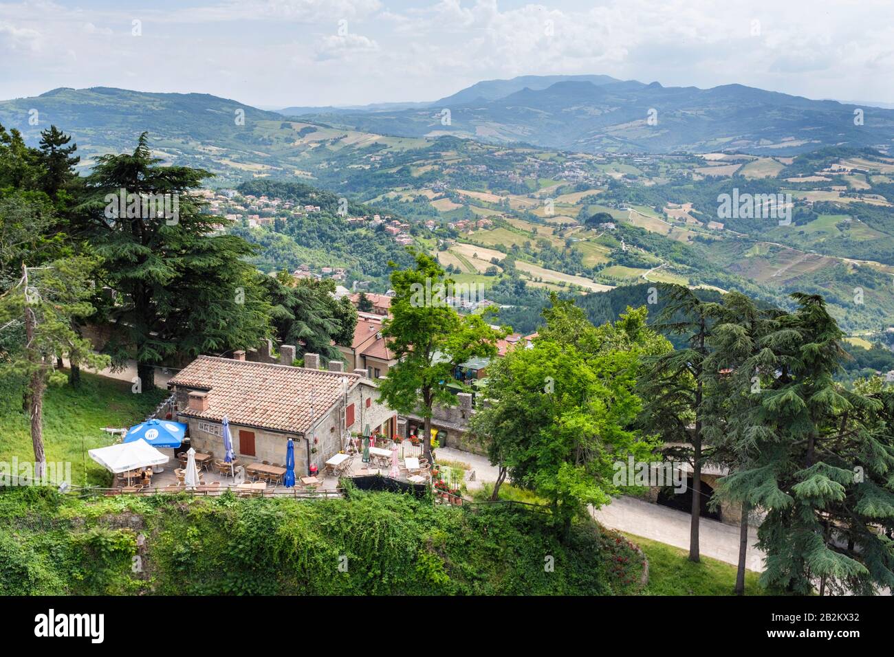 Le paysage rural pastoral nord-italien entoure les montagnes et les murs fortifiés de la petite République de Saint-Marin en Europe du Sud Banque D'Images