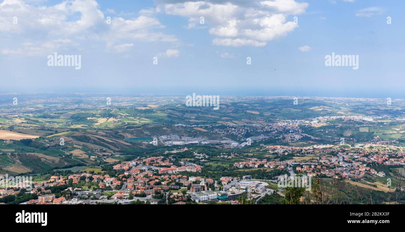 Le paysage rural pastoral nord-italien entoure les montagnes et les murs fortifiés de la petite République de Saint-Marin en Europe du Sud Banque D'Images
