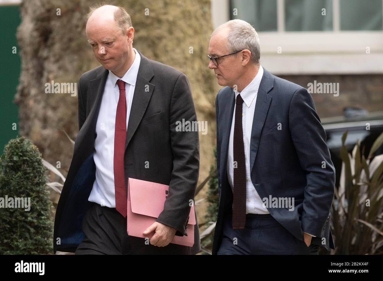 (200303) -- LONDRES, 3 mars 2020 (Xinhua) -- Directeur médical en chef pour l'Angleterre Chris Whitty (L) et le conseiller scientifique en chef du gouvernement britannique Patrick Vallance arrivent à Downing Street pour assister à une conférence de presse sur le plan d'action du gouvernement en matière de coronavirus à Londres, Grande-Bretagne, 3 mars 2020. (Photo De Ray Tang/Xinhua) Banque D'Images