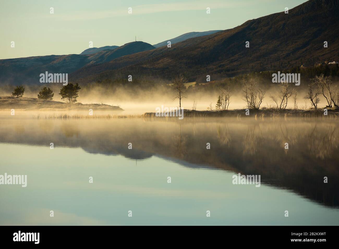 miroir nuageux dans le lac sur les montagnes Banque D'Images