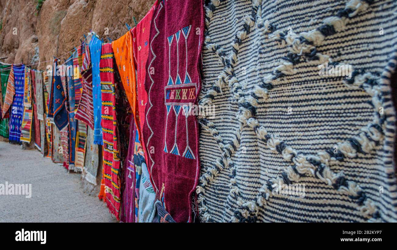 Tapis artisanaux colorés dans le bazar (Gorges de Toudgha, Maroc) Banque D'Images
