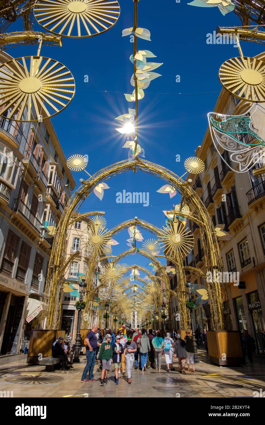 Décorations de rue sur la Calle marqués de Larios pendant le Carnaval de Malåga. Banque D'Images