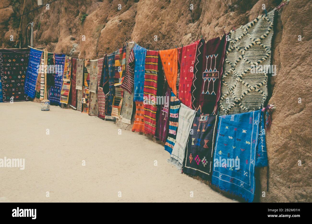 Tapis artisanaux colorés dans le bazar (Gorges de Toudgha, Maroc) Banque D'Images