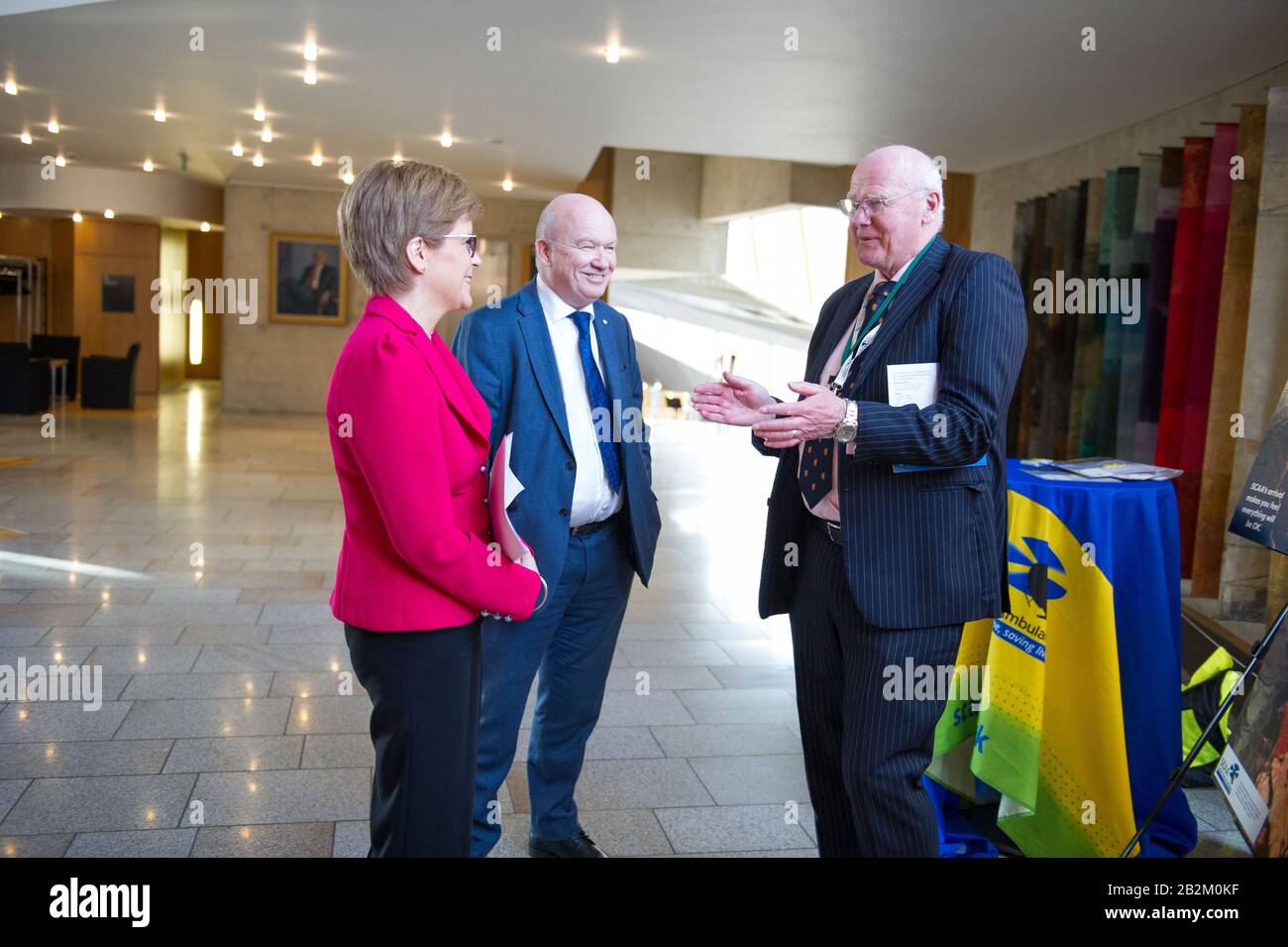 Édimbourg, Royaume-Uni. 3 mars 2020. Photo : (L-R) Nicola Sturgeon MSP - Premier ministre de l'Écosse et chef du parti national écossais (SNP); Gordon MacDonald MSP - Scottish National MSP pour la Circonscription des Pentlands d'Édimbourg; Mike Beale - Vice-président de la charité écossaise Air Ambulance. Scènes du Parlement écossais à Holyrood, Édimbourg. Crédit : Colin Fisher/Alay Live News Banque D'Images