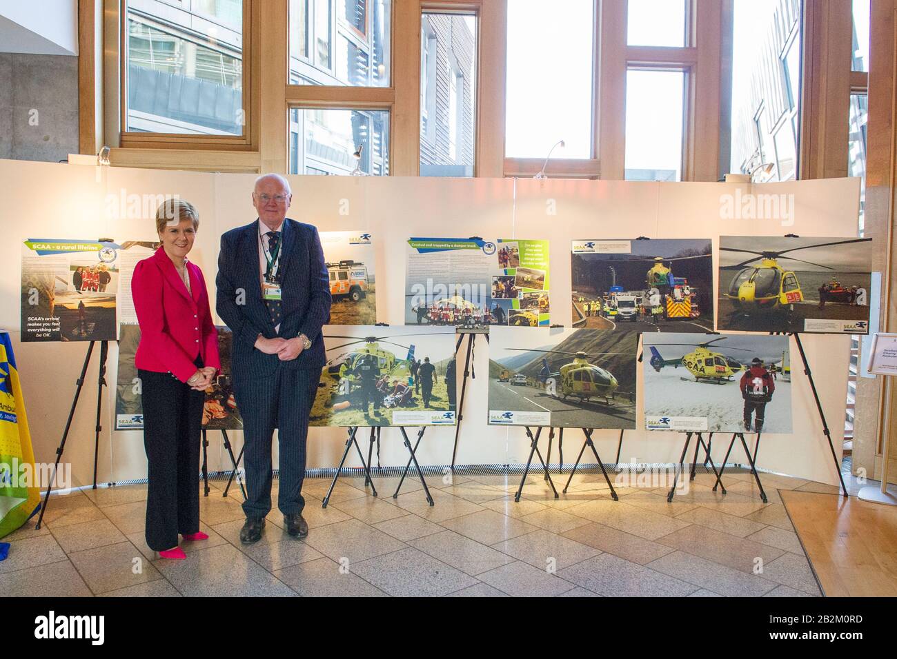 Édimbourg, Royaume-Uni. 3 mars 2020. Photo : (L-R) Nicola Sturgeon MSP - Premier ministre d'Écosse et chef du parti national écossais (SNP); Mike Beale - Vice-président de la charité écossaise Air Ambulance. Scènes du Parlement écossais à Holyrood, Édimbourg. Crédit : Colin Fisher/Alay Live News Banque D'Images