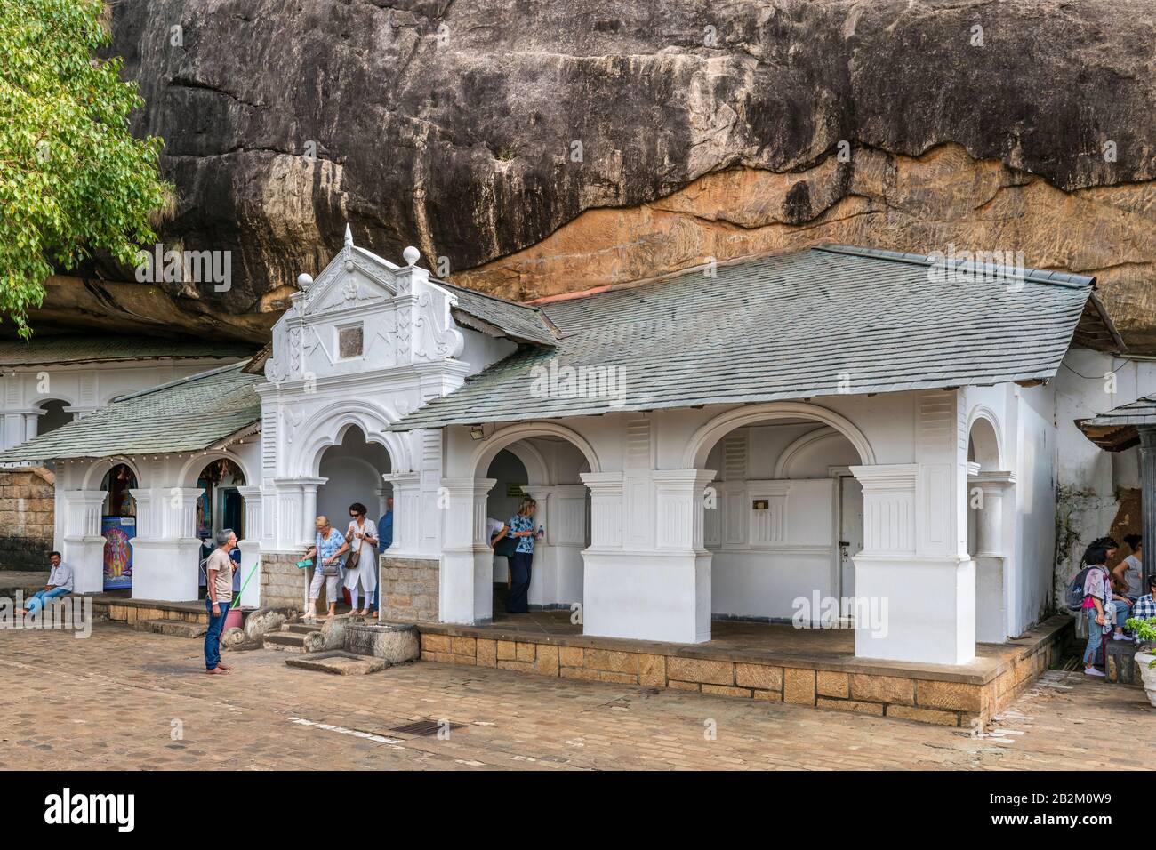 Sri Lanka's Cave temples, sanctuaires cinq richement décorées de 'Dambulla Rock et temples de caverne" qui s'asseoir sous un énorme rocher. Les temples c Banque D'Images
