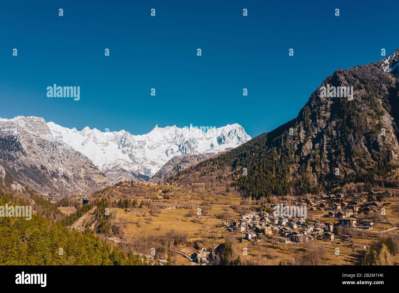 Le village de Palleusieux sous une grande montagne, dans le bassin pré-Saint-Didier, vallée d'Aoste, Italie Banque D'Images