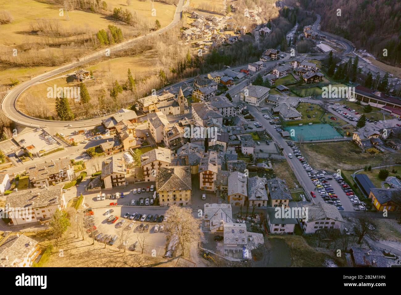 Vue aérienne de la ville du pré Saint Didier près de Courmayeur et de la frontière française, dans la vallée d'Aoste, en Italie. Banque D'Images