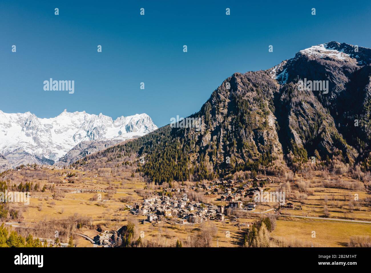 Le village de Palleusieux sous une grande montagne, dans le bassin pré-Saint-Didier, vallée d'Aoste, Italie Banque D'Images