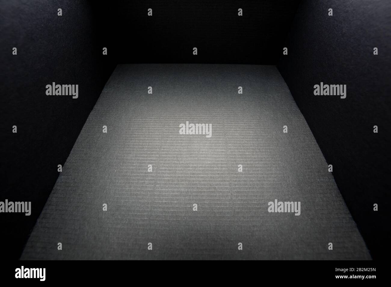 Boîte noire sans couvercle sur fond blanc, vue de l'intérieur. Isoler Banque D'Images