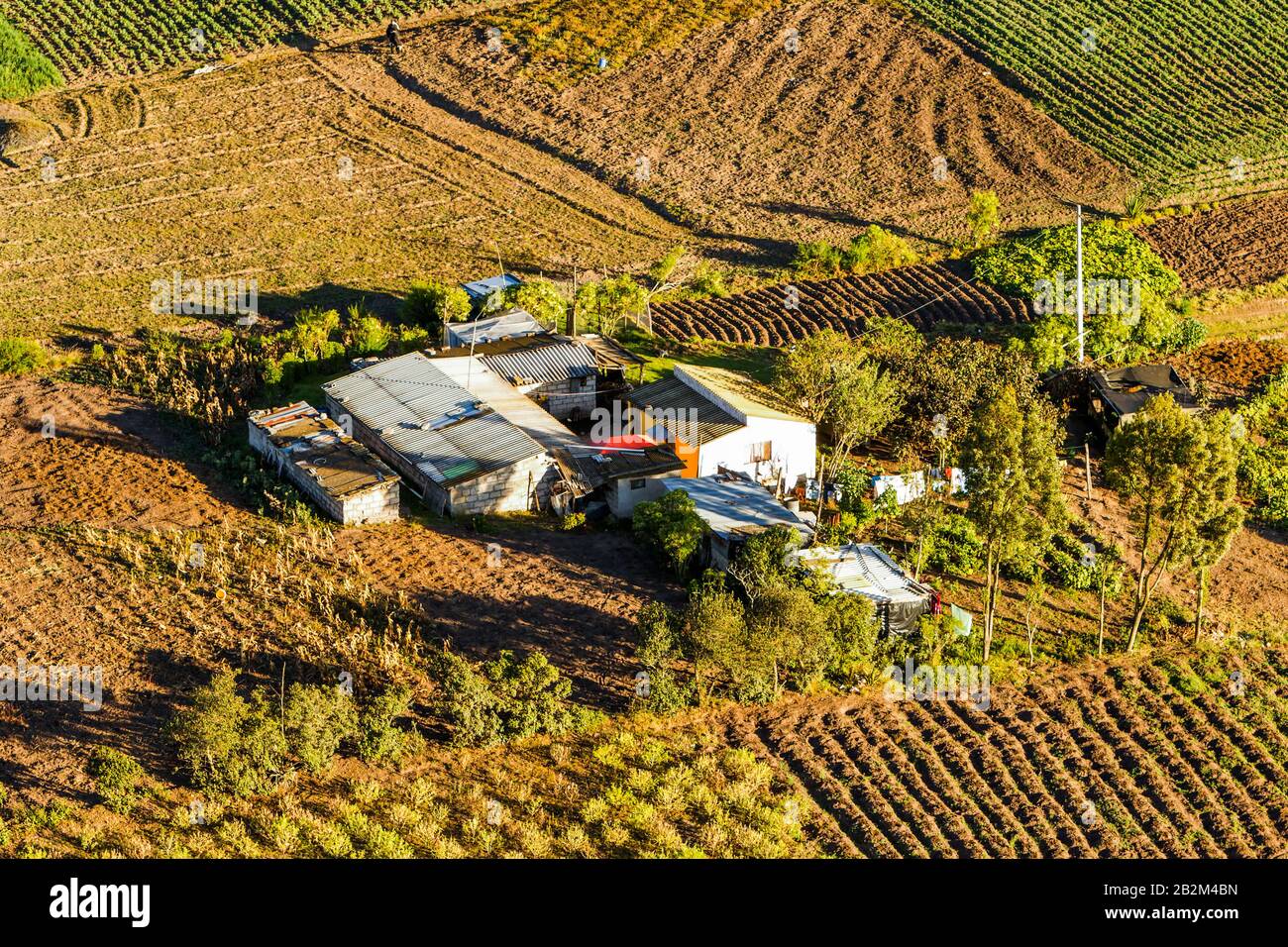 Petite ferme à Andes équatoriennes Vue aérienne Banque D'Images