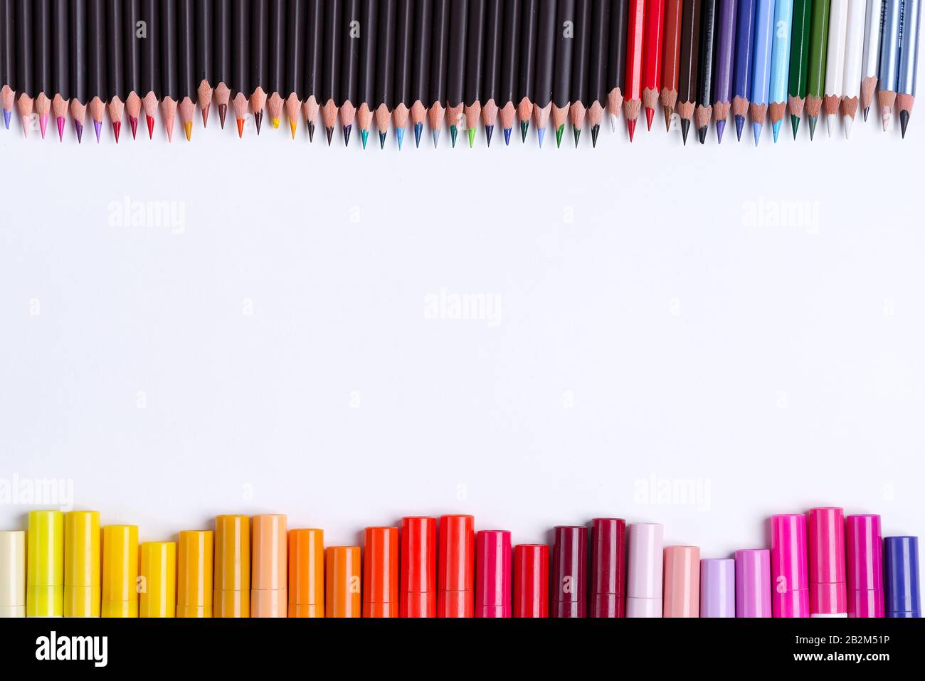 Bordure de peinture double face à partir de crayons multicolores et de marqueurs sur fond blanc avec espace de copie. Vue de dessus. Banque D'Images