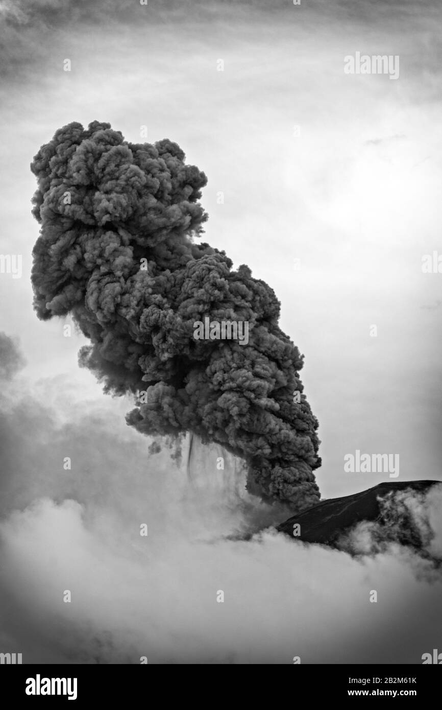 Explosion Puissante De Tungurahua Vulcan Le 5 Mai 2013 Équateur Amérique Du Sud Banque D'Images