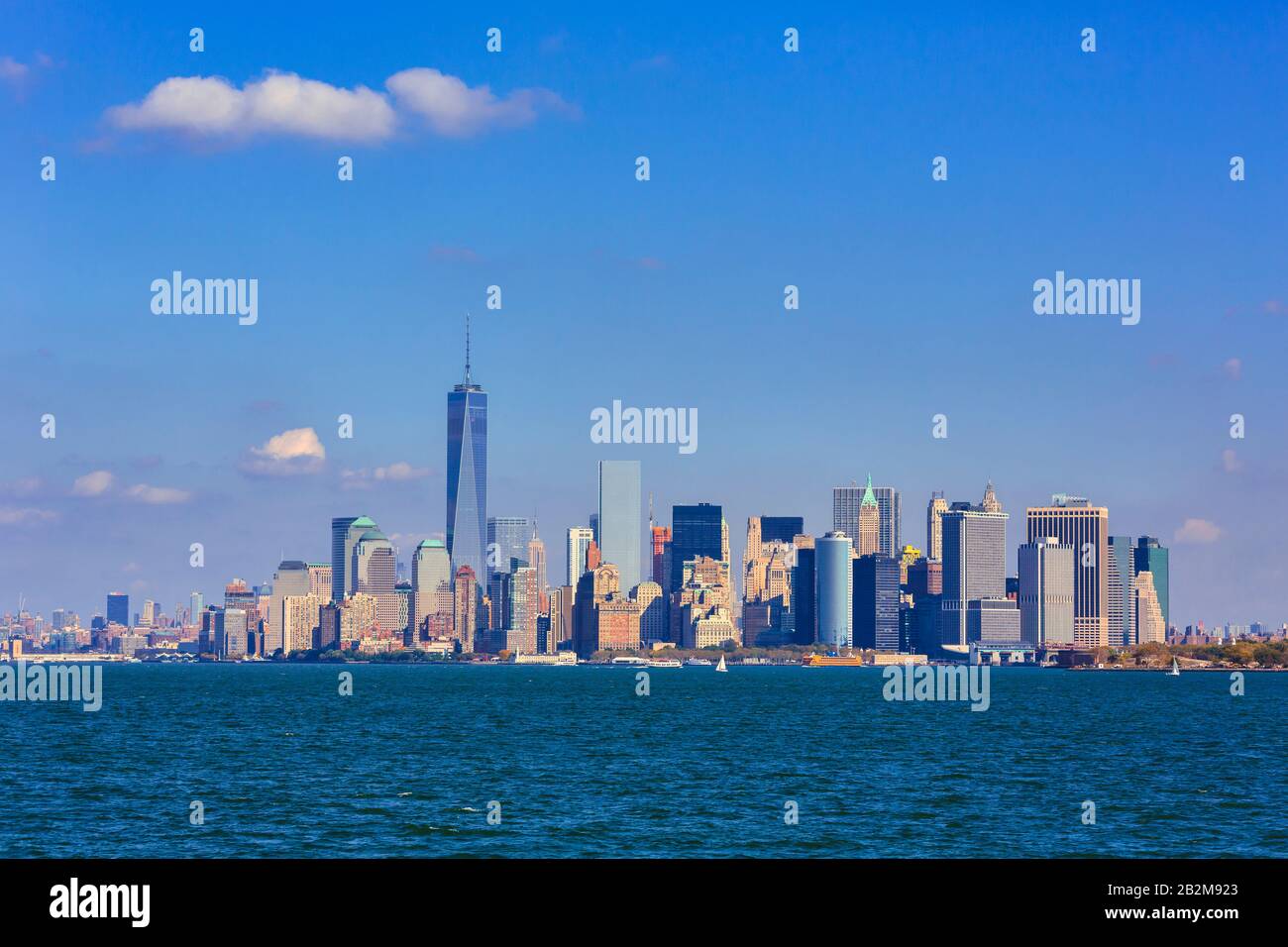 Manhattan inférieur vu de New York Bay. Le grand bâtiment est Un World Trade Center, également connu sous le nom de 1 World Trade Center, 1 WTC ou Freedom Tower. Nouveau Banque D'Images