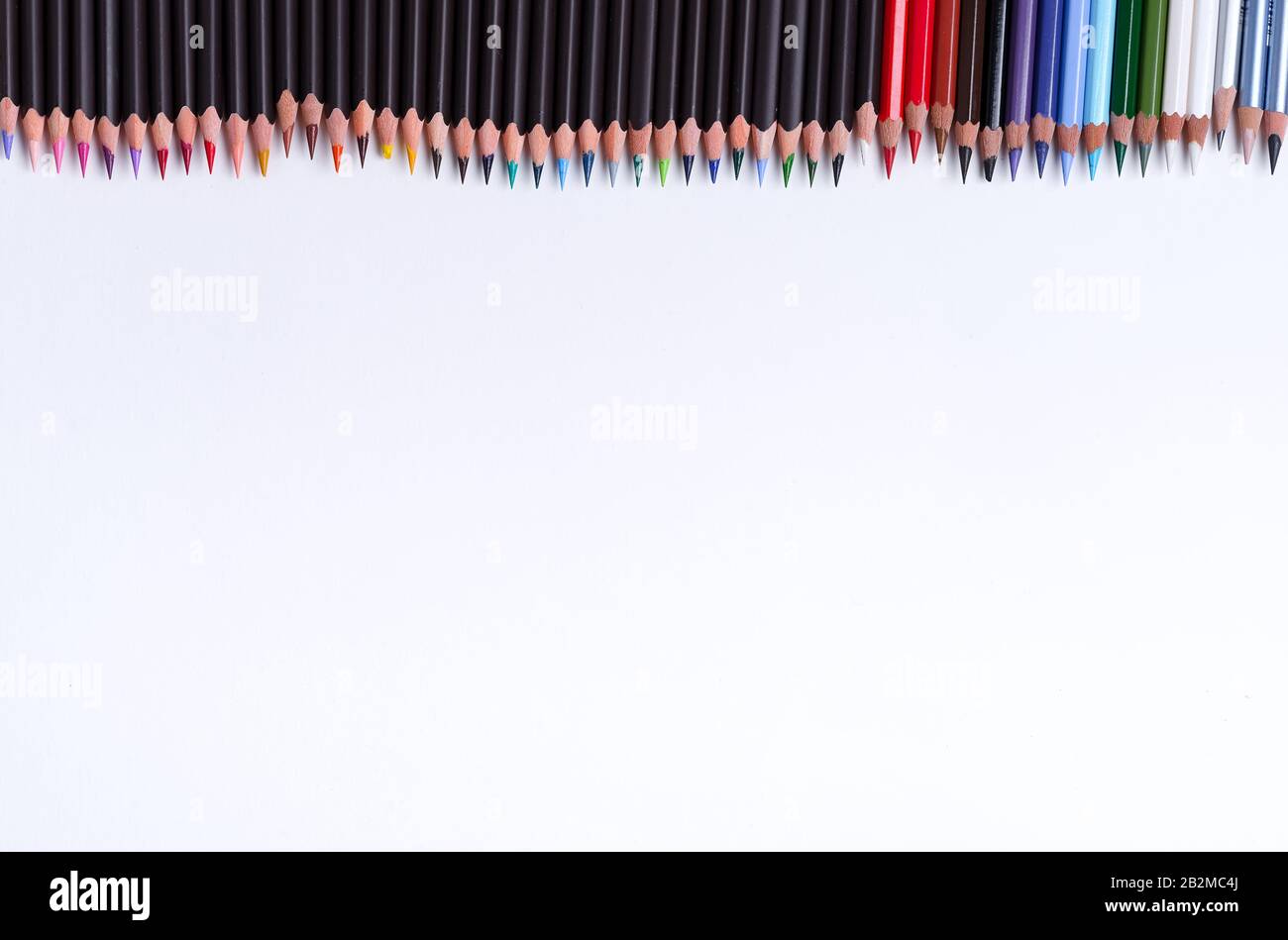 Bordure de peinture double face à partir de crayons multicolores sur fond blanc avec espace de copie. Vue de dessus. Banque D'Images