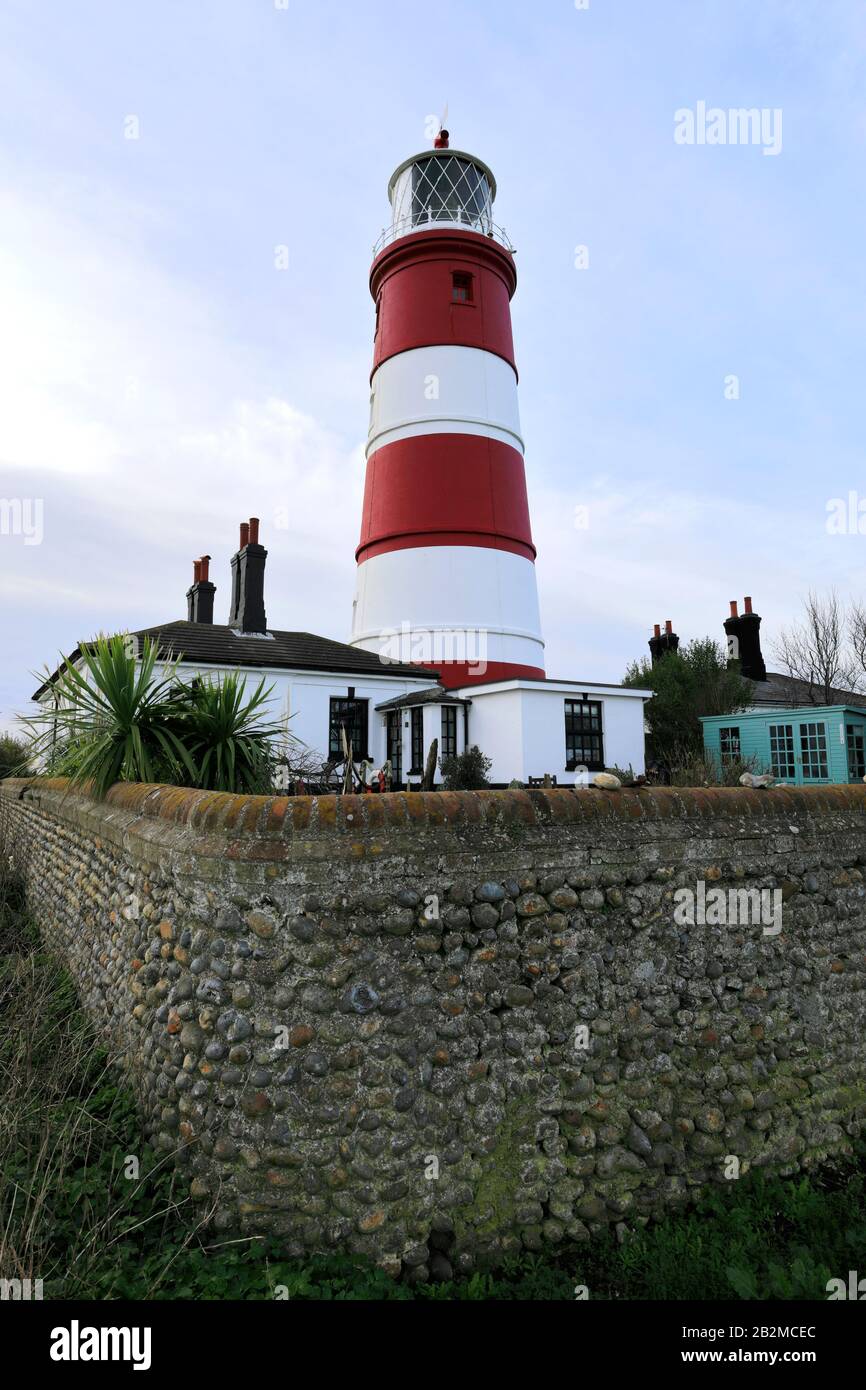 Coucher de soleil sur le phare de Happisburgh, village de Happisburgh, côte nord de Norfolk, Angleterre, Royaume-Uni son seul phare indépendant au Royaume-Uni. Banque D'Images