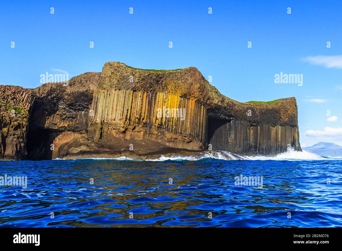 Grotte de Fingal sur l'île de Staffa avec vagues de mer, en ecosse Banque D'Images