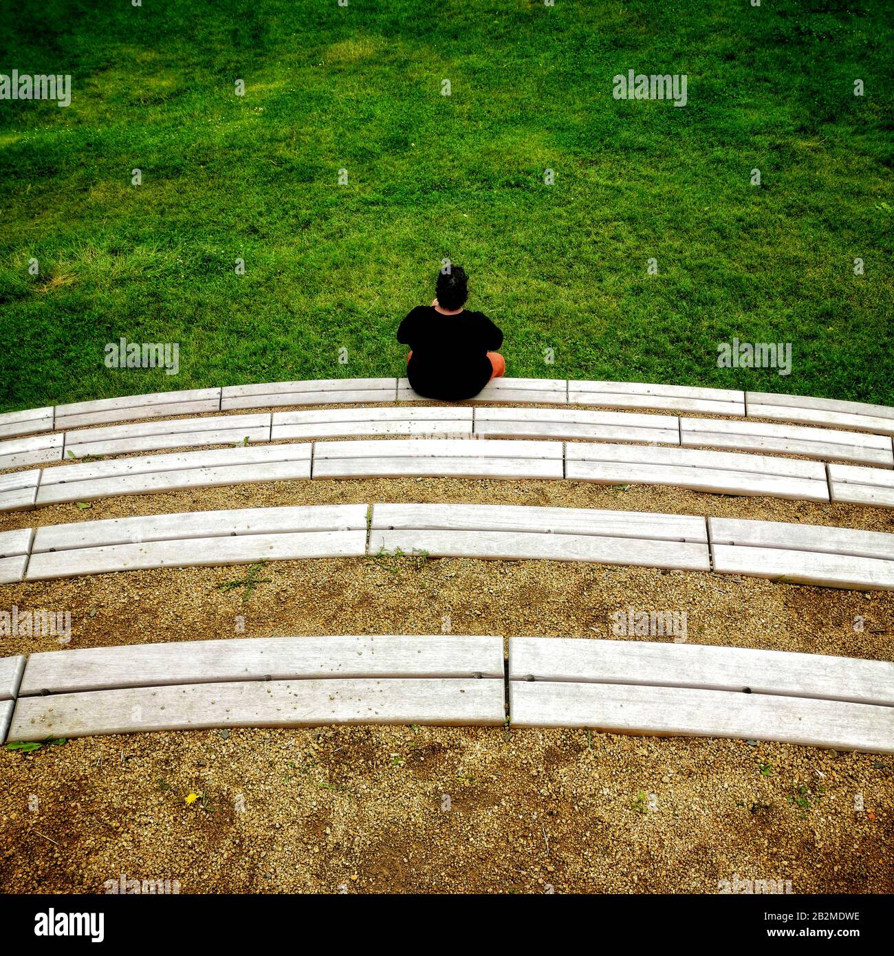 Homme solitaire assis sur des gradins. Vue arrière Banque D'Images