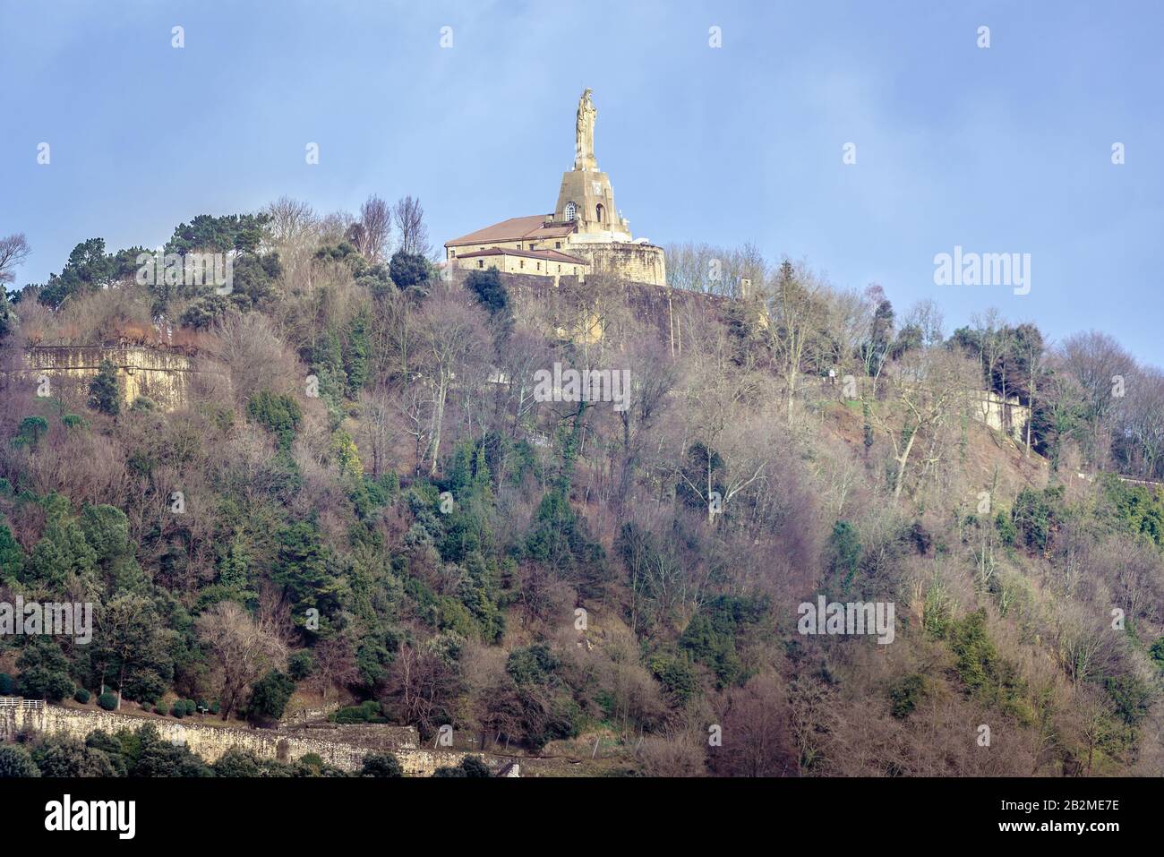 Statue de Jésus-Christ sur la montagne d'Urgull avec statue de Jésus-Christ au-dessus de la baie de la Concha de la mer Cantabrique dans la ville de San Sebastian en région basque, en Espagne Banque D'Images