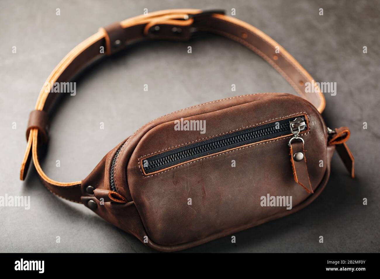 Black Genuine Leather Banana Fanny Pack avec poche à fermeture à glissière  et quatre sortes de bretelles. Sac personnalisable posé à plat sur fond  gris Photo Stock - Alamy