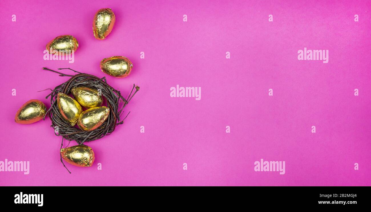 Œufs de Pâques. Bonne carte de pâques. Œufs de Pâques multicolores. Pâques. Œufs de Pâques sur fond rose. Fond de Pâques. Œufs de Pâques. Bannière. Place pour Banque D'Images