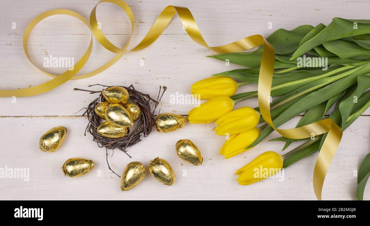 Œufs de Pâques. Bonne carte de pâques. Œufs de Pâques multicolores. Pâques. Œufs de Pâques sur fond blanc en bois. Fond de Pâques. Œufs de Pâques. Gr. De Pâques Banque D'Images