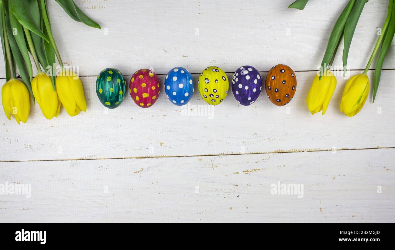 Œufs de Pâques. Bonne carte de pâques. Œufs de Pâques multicolores. Pâques. Œufs de Pâques sur fond blanc en bois. Fond de Pâques. Œufs de Pâques. Pâques sy Banque D'Images