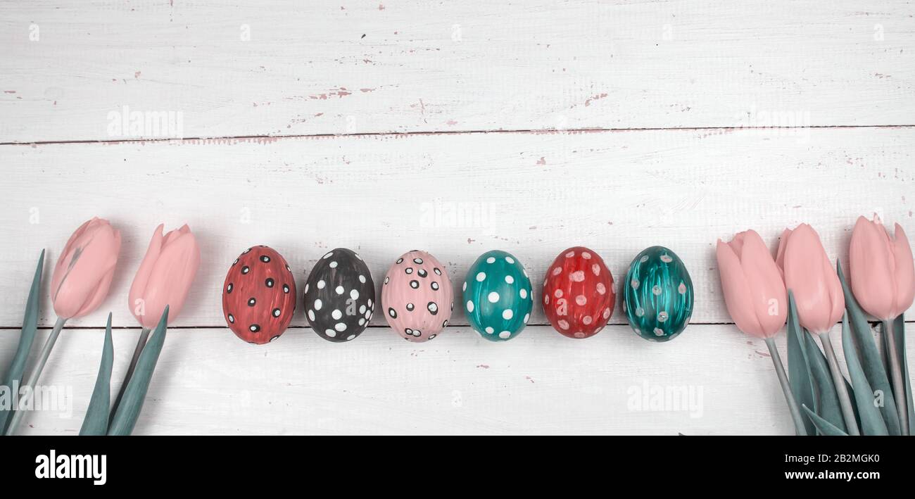 Œufs de Pâques. Bonne carte de pâques. Œufs de Pâques multicolores. Pâques. Œufs de Pâques sur fond blanc en bois. Fond de Pâques. Œufs de Pâques. Pâques sy Banque D'Images