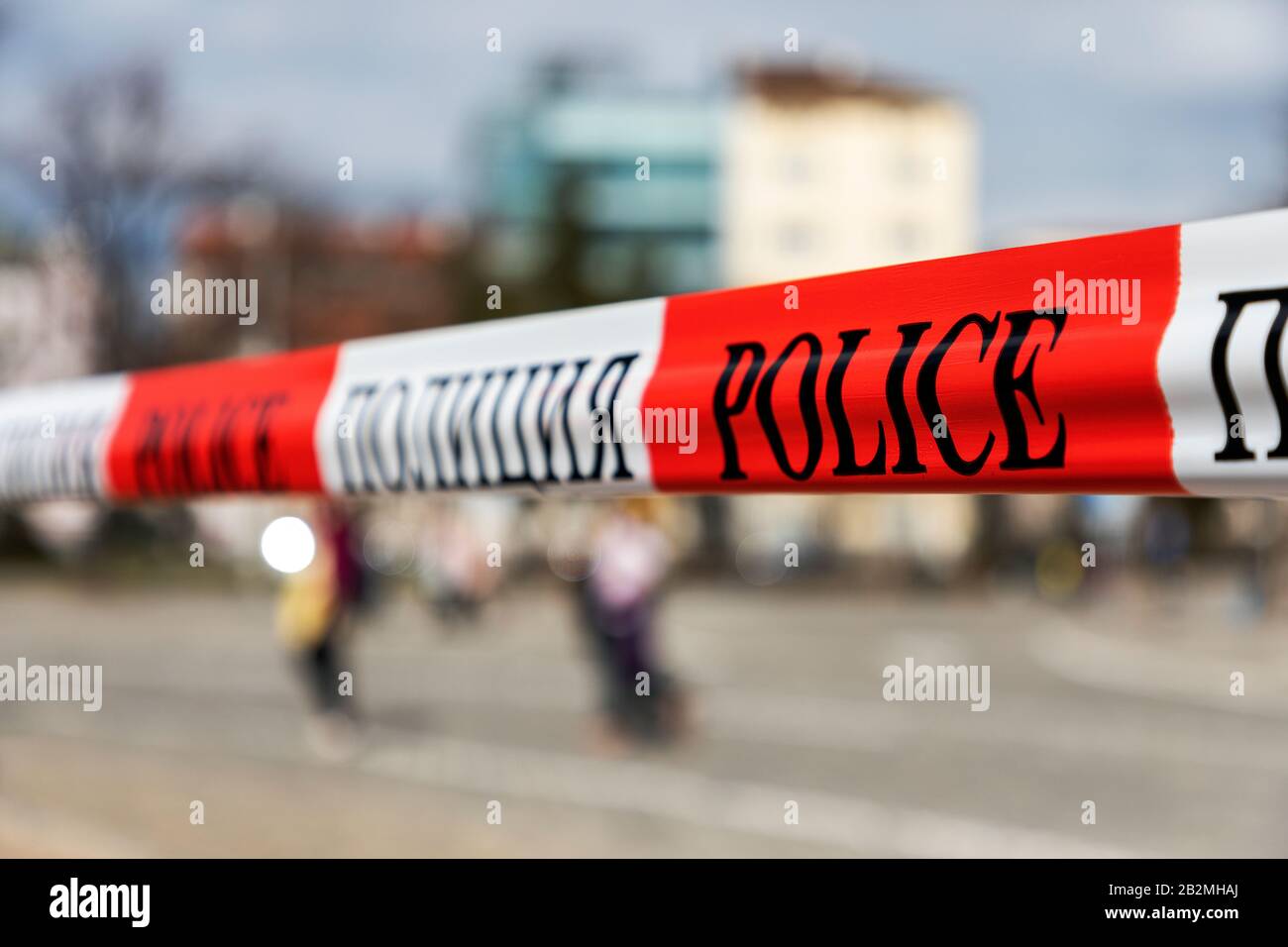 Ruban de police rouge et blanc avec texte: La ligne de police ne traverse pas de virage à l'extérieur de la zone d'accès public. Banque D'Images