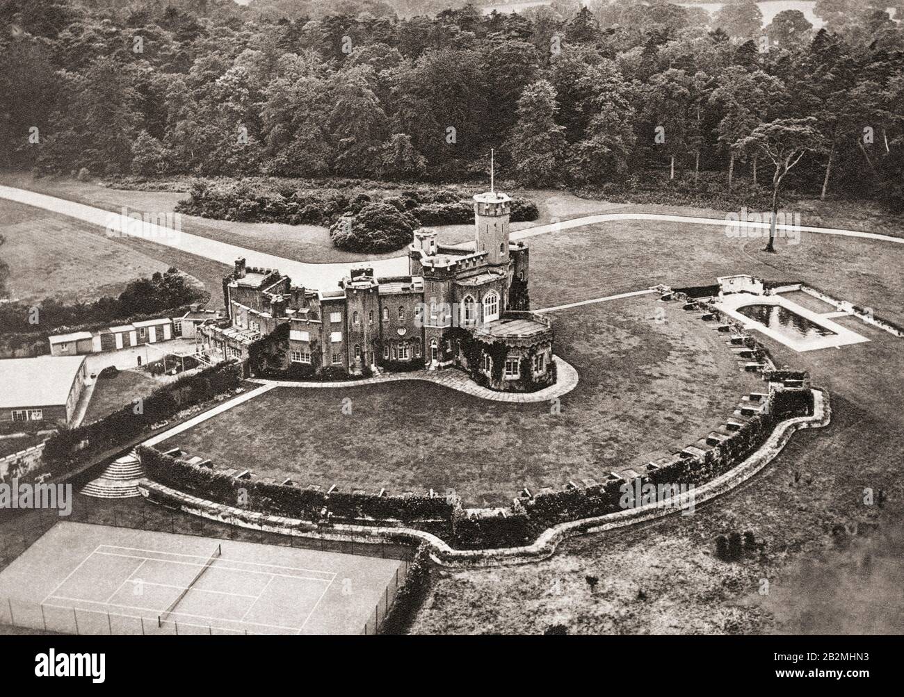 Vue aérienne de fort Belvedere, Surrey, Angleterre. Le pays d'origine du roi Édouard VIII, scène de son abdication de 1936. Du Livre Souvenir Du Couronnement, Publié En 1937. Banque D'Images