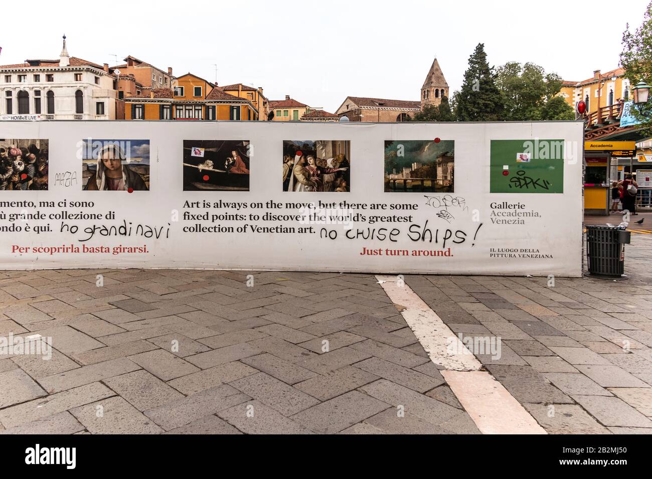 Les locaux « no Grandi Navi » protestent contre les nombreux bateaux de croisière amarré à Venise, en Italie. Banque D'Images