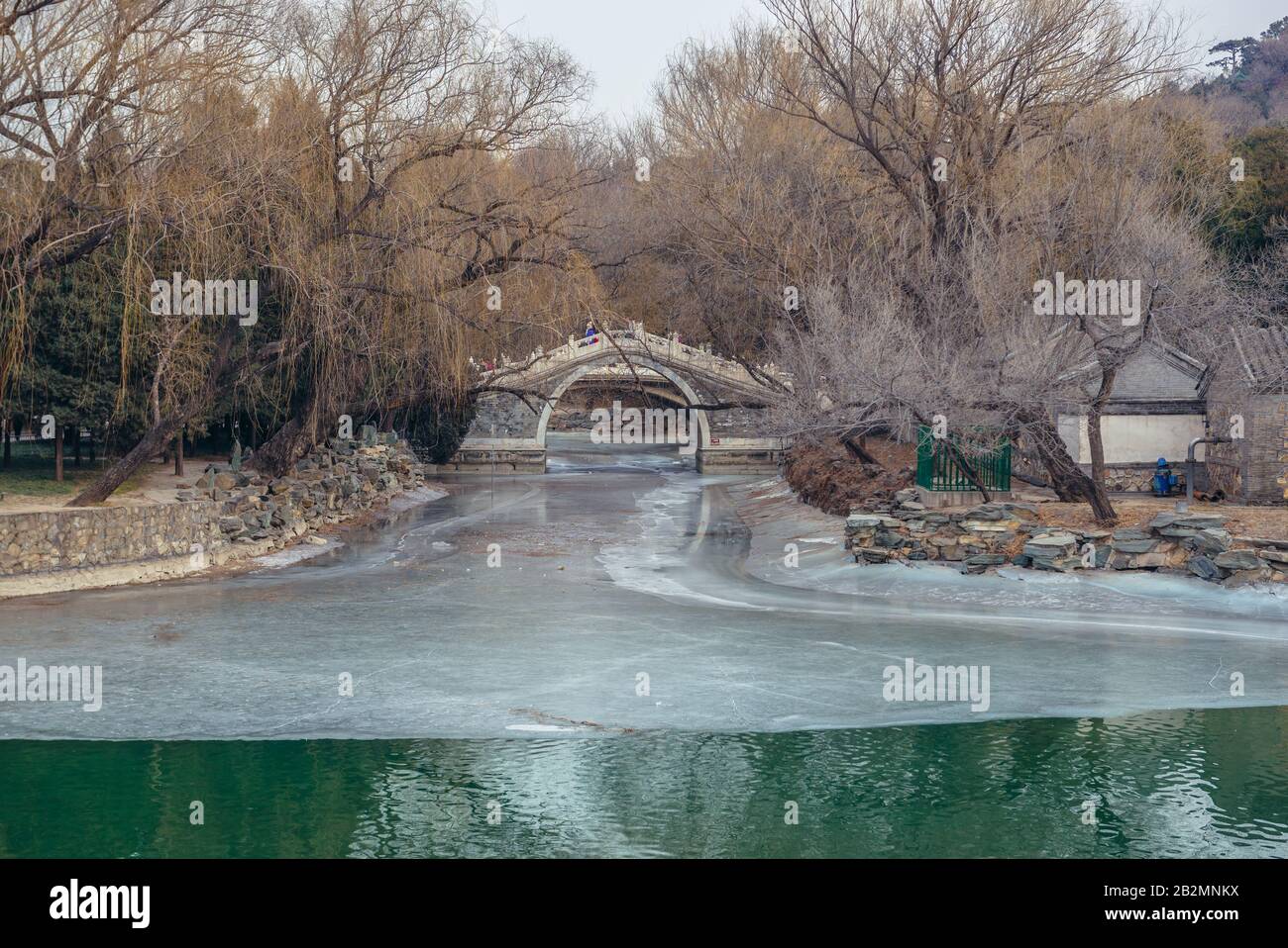 Pont au-dessus du canal du lac Kunming au Palais d'été, ancien jardin impérial de Beijing, Chine Banque D'Images