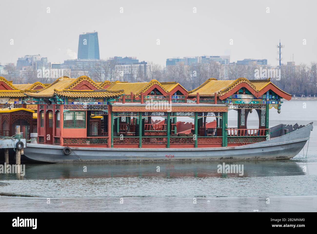 Bateaux traditionnels sur le lac Kunming, lac central de Yiheyuan - Palais d'été, ancien jardin impérial à Beijing, Chine Banque D'Images