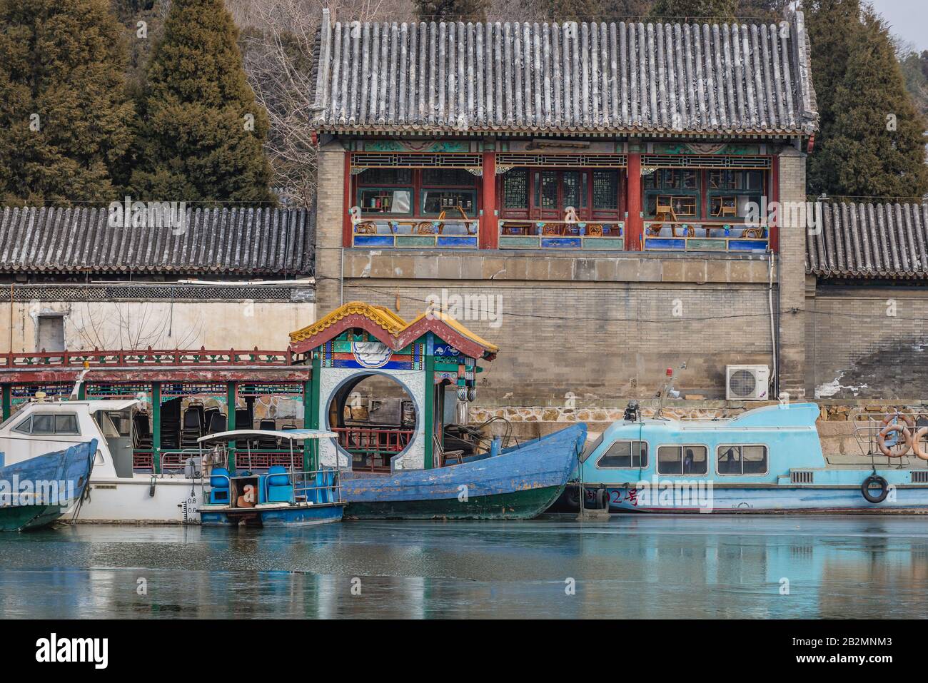 Bateaux traditionnels sur le lac Kunming, lac central de Yiheyuan - Palais d'été, ancien jardin impérial à Beijing, Chine Banque D'Images