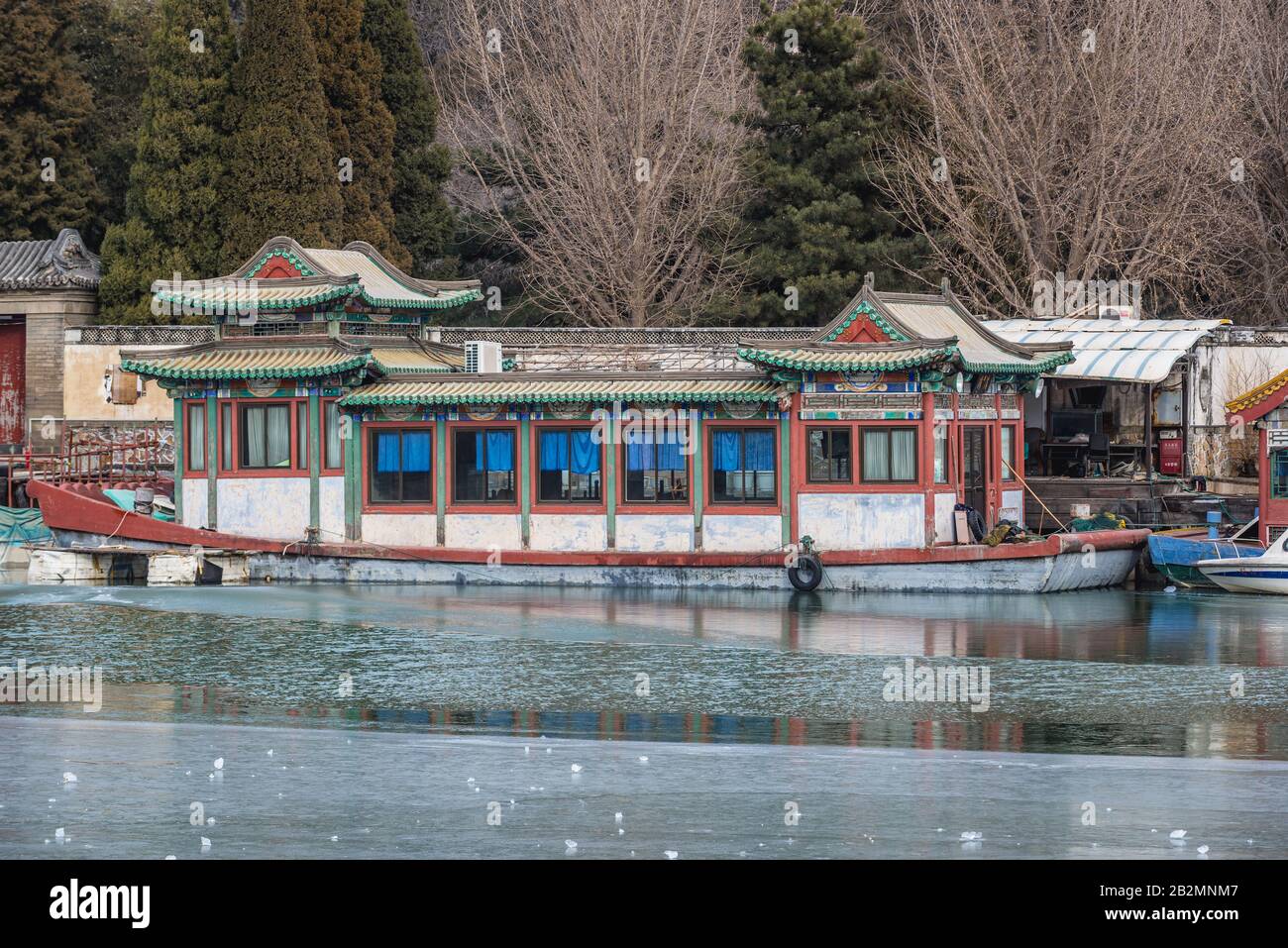 Bateaux traditionnels sur le lac Kunming, lac central de Yiheyuan - Palais d'été, ancien jardin impérial à Beijing, Chine Banque D'Images