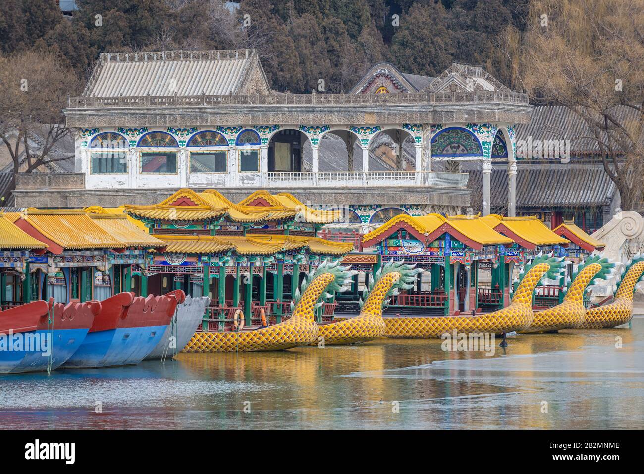 Bateaux traditionnels sur le lac Kunming, lac central de Yiheyuan - Palais d'été, ancien jardin impérial à Beijing, Chine Banque D'Images