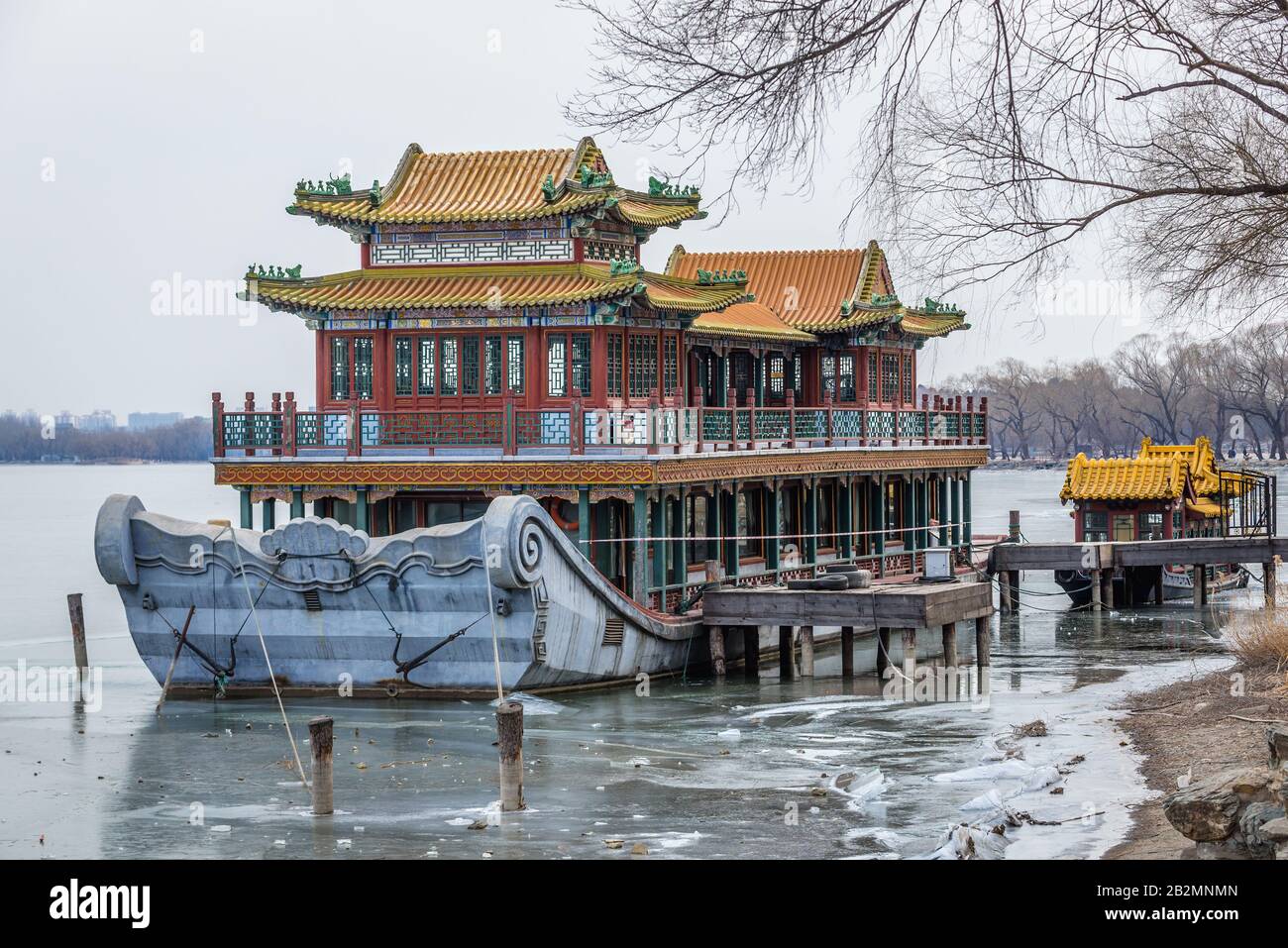Grand bateau sur un lac Kunming dans le palais d'été, ancien jardin impérial à Beijing, Chine Banque D'Images