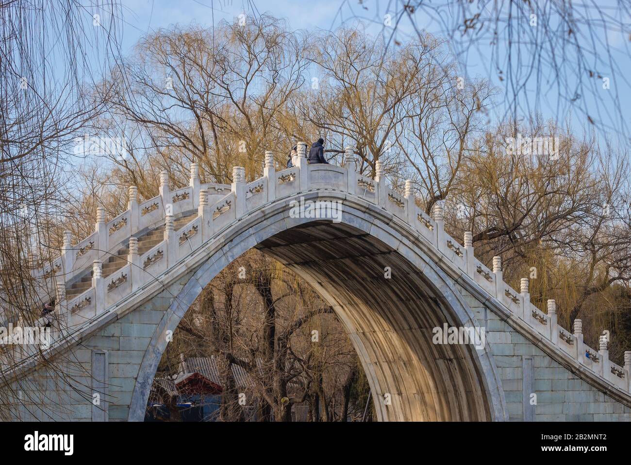 Pont de la ceinture de Jade sur un lac Kunming au Palais d'été, ancien jardin impérial à Beijing, Chine Banque D'Images