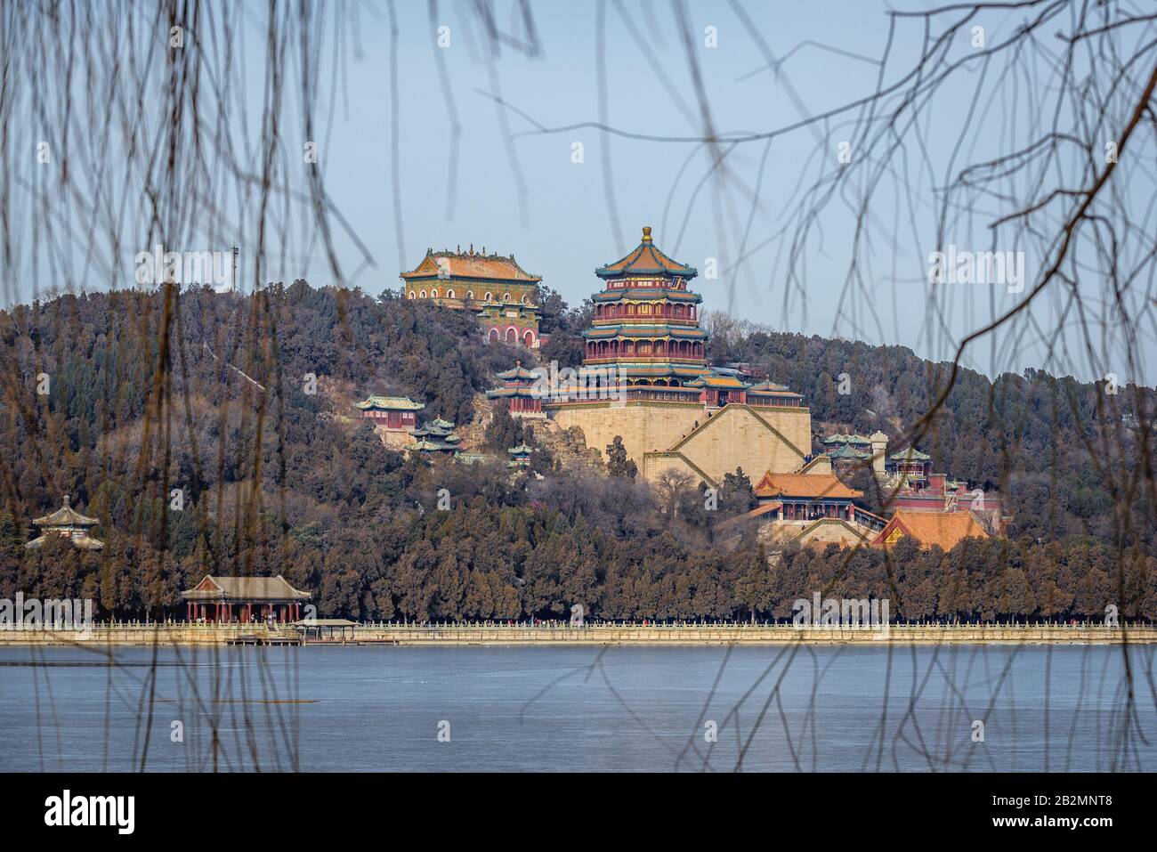 Salle de la Mer de Sagesse et Tour d'Encens bouddhiste sur La colline De Longévité au-dessus du lac Kunming à Yiheyuan, jardin impérial du Palais d'été à Beijing, Chine Banque D'Images