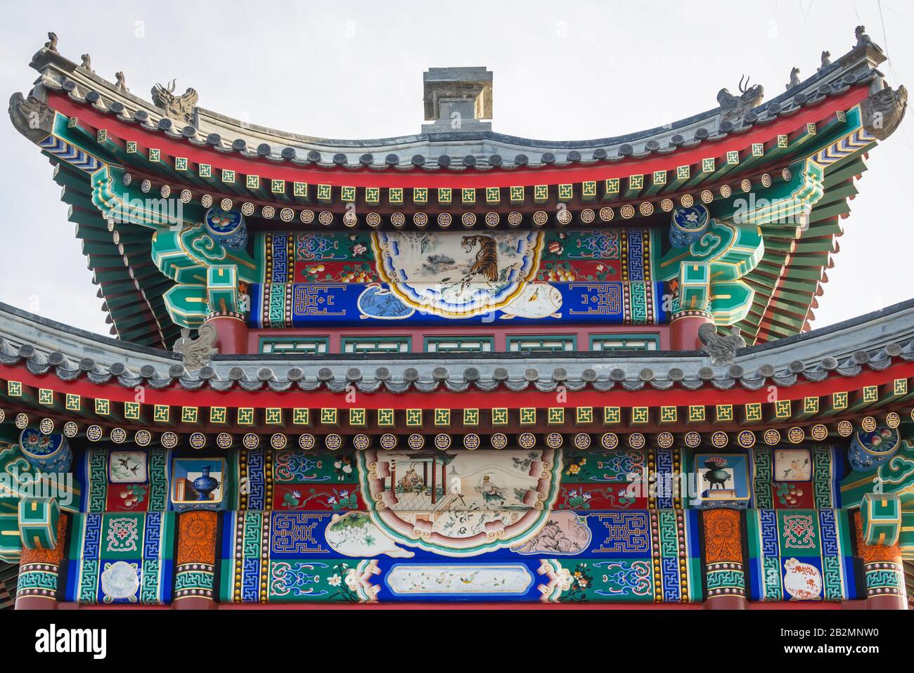 Détails du belvédère traditionnel sur un pont sur la chaussée ouest au-dessus du lac Kunming à Yiheyuan - Palais d'été, ancien jardin impérial à Beijing, Chine Banque D'Images